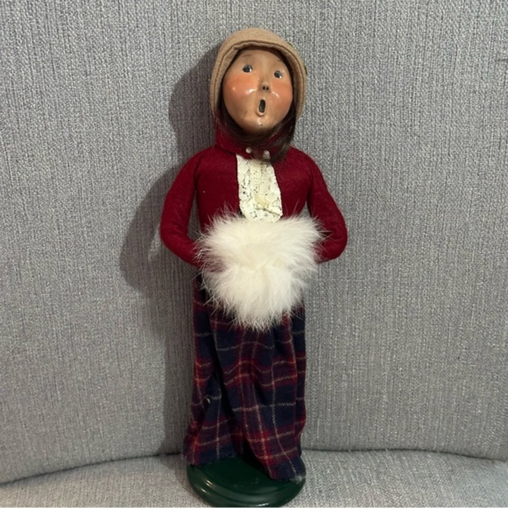 Byers Choice Caroler Woman With Hat Green Plaid Skirt and Muffin 1993